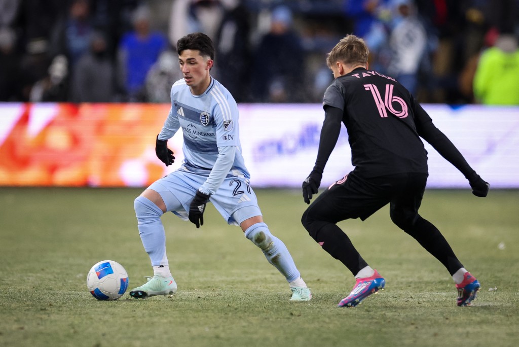 中超：山东泰山客场2-0完胜青岛队